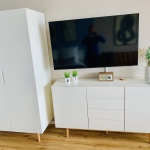 Schrank, Sideboard und Smart-TV im Wohnzimmer