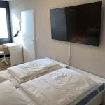 Separates Schlafzimmer mit Doppelbett und Smart-TV (Raum mit zwei Türen - das Bett ist bequem von beiden Seiten zugänglich)