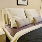 Komfortables Doppelbett im separaten Schlafraum