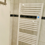 Handtuchheizkörper im Bad mit elektronischer Steuerung