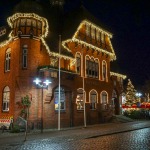Weihnachten auf Fehmarn - beleuchtetes Rathaus in Burg