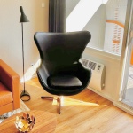 Dreh- und kippbarer "Ei-Sessel"