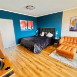 Bequemes Boxspringbett im Wohnzimmer