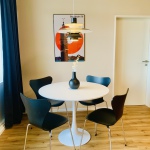 Espplatz mit vier Arne-Jacobsen-Stühlen- ein fünfter kann dazugestellt werden