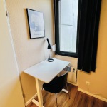 Höhenverstellbarer Schreibtisch am Fenster