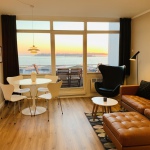 Abends im Wohnzimmer kurz vor Sonnenuntergang