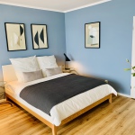 Ein Doppelbett steht im Wohnzimmer, eines im separaten Schlafzimmer