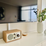 Ein Tivoli-Radio mit Bluetooth und ein Qi-Ladepad gibt's auch 