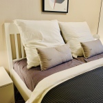 Komfortables Doppelbett im separaten Schlafraum