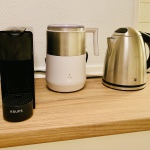 Neben der Nespressomaschine gibt's für Heißgetränke aller Art auch eine Filterkaffeemaschine, Milchaufschäumer und einen Wasserkocher 