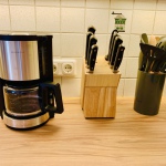 Jede Menge Kleinkram in der Küche - im Schrank finden Sie auch noch Backformen, Frischhaltedosen, Kartoffelstampfer uvm.