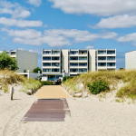 Das Haus liegt ca. 1 Minute Fußweg vom Strand entfernt