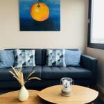 Großzügige Couch im Wohnzimmer