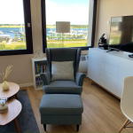 Im Wohnzimmer: 50 Zoll-Smart-TV mit Internetanschluss, DVD/BluRay-Player und HiFi-Anlage
