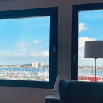 Blick vom Esstisch nach draußen