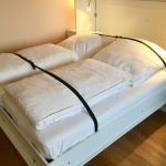 Das Doppelbett wird ausgeklappt samt Bettzeug