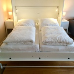 Komfortables Doppelbett 160 x 200 cm mit zwei Latexmatratzen und flexiblen Lattenrosten