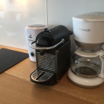 Espressomaschine (Nespresso) und Milchaufschäumer sorgen für perfekten Kaffeegenuss