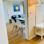Blick vom Schlaf- ins Wohnzimmer