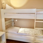Großes Etagenbett 90 x 200 cm mit Kaltschaummatratzen und Matratzenschonern (zugelassen und bequem auch für Erwachsene)