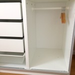 Für Kinder gibt es ein Extrafach im Schrank mit Garderobenstange und Bügelchen