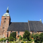 Die Kirche St. Nikolai in Burg sehen Sie vom Wohnzimmer aus in der Ferne