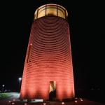 Nachts wird der Turm beleuchtet und ist vom Wohnzimmer aus gut zu erkennen
